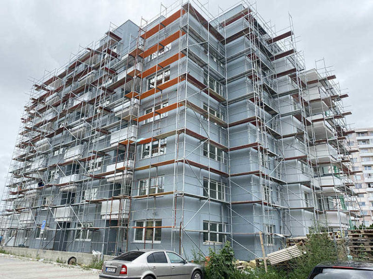 Stavebné práce na bytovom dome MEANDER v Seredi.
